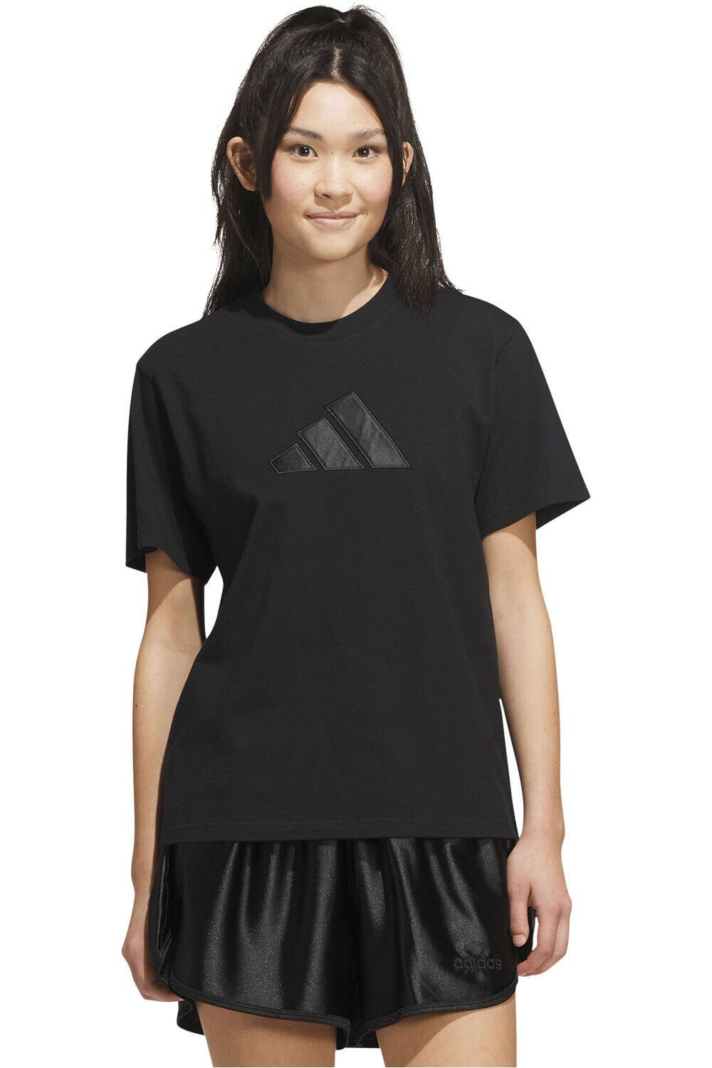 adidas camiseta manga corta mujer CAMISETA SATIN-FILLED LOGO GRAPHIC vista frontal