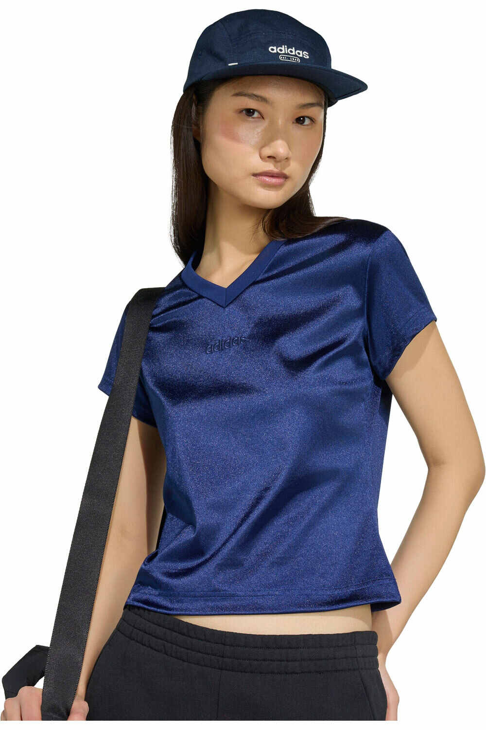 adidas camiseta manga corta mujer Camiseta Seasonal Essentials de raso vista detalle