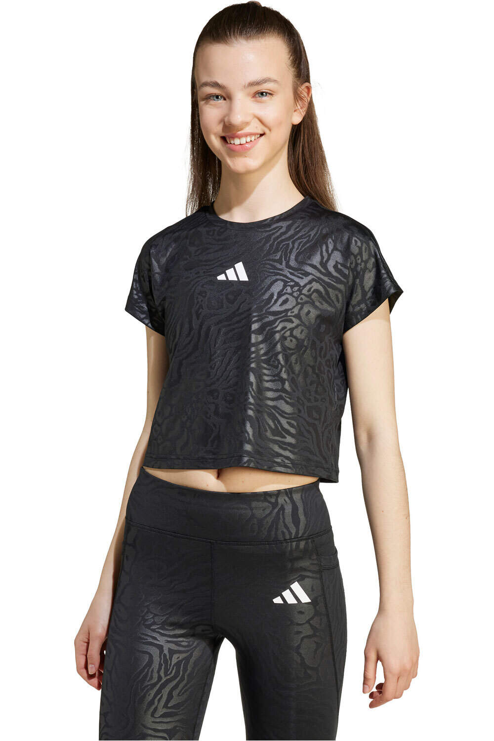 adidas camiseta manga corta niña ALL SPORTS ANIMAL PRINT CROP vista frontal