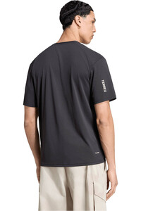 adidas camiseta montaña manga corta hombre MT LOG TECH T vista trasera