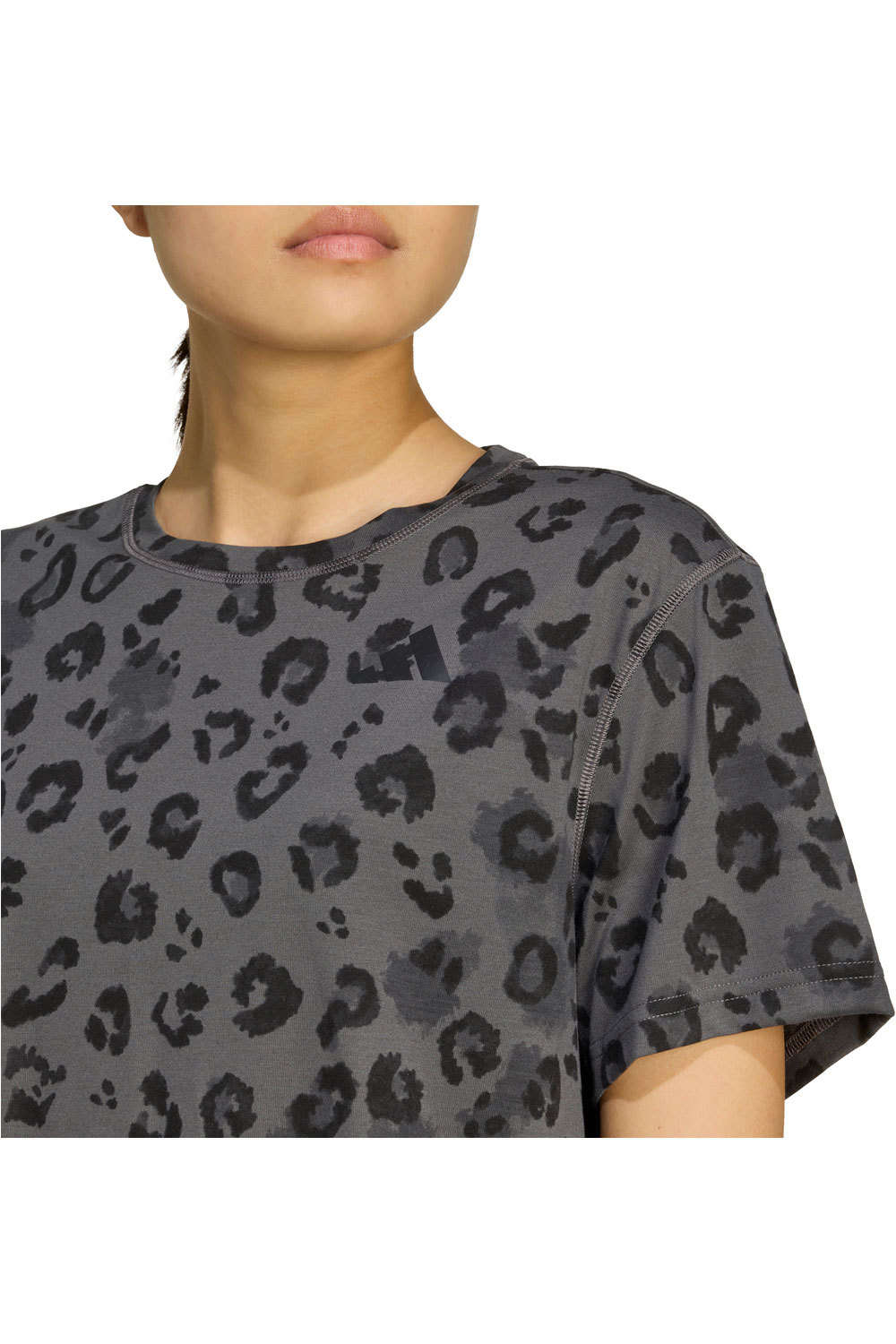 adidas camisetas fitness mujer WE T-SHIRT AOP vista detalle