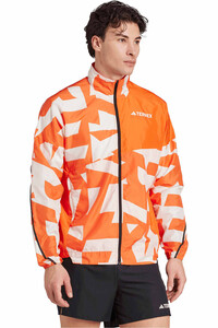 adidas CHAQUETA TRAIL RUNNING HOMBRE TERREX MULTI PRINTED WIND vista detalle