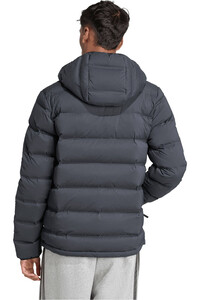adidas chaquetas hombre Anorak capucha Helionic CLIMAWARM vista trasera