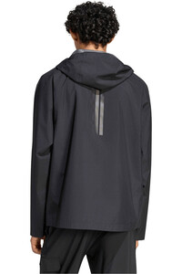 adidas chaquetas hombre M ESS RAIN JKT vista trasera