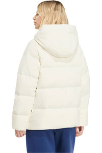 adidas chaquetas mujer CHAQUETA PLUMN CON CAPUCHA HELIONIC vista trasera