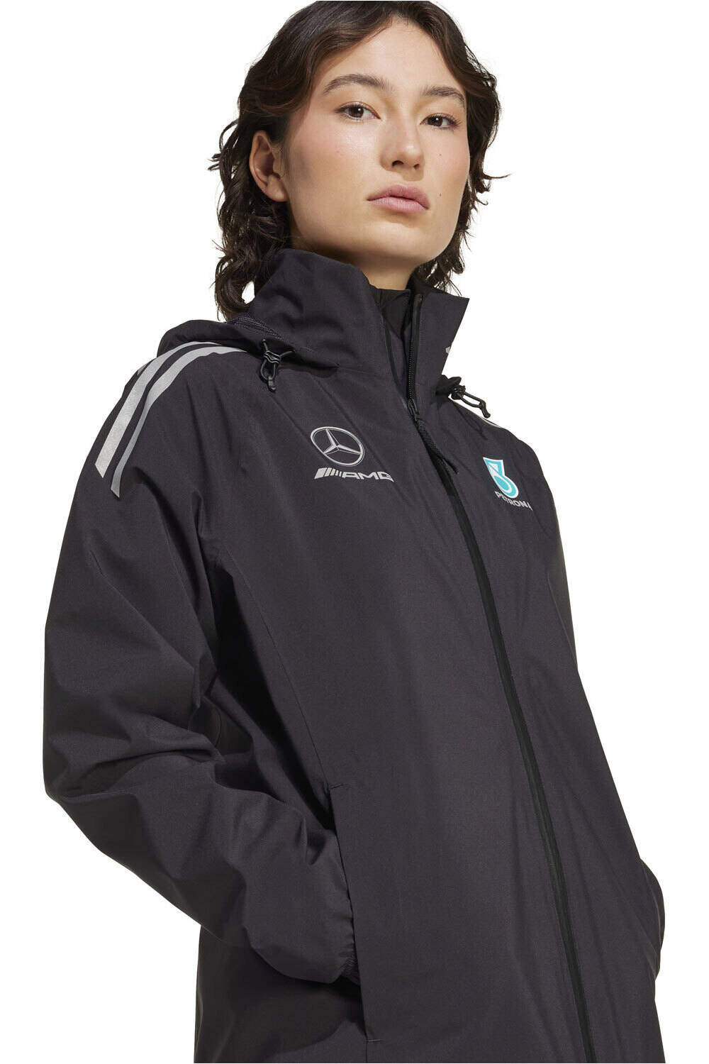 adidas chubasquero mujer MERCEDES AMG PETRONAS F1 MECHANICS vista detalle