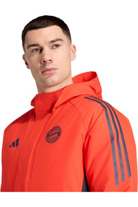 adidas chubasqueros y chaquetones entrenamiento fútbol B.MUNICH 26 PARKA vista detalle