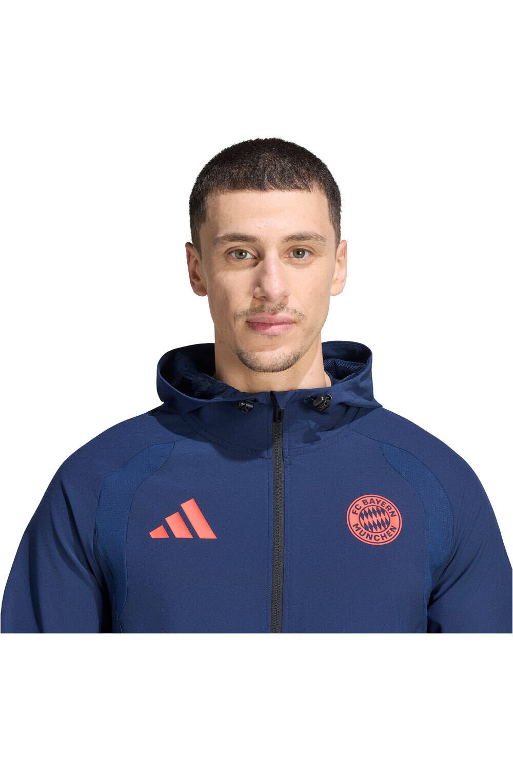 adidas chubasqueros y chaquetones entrenamiento fútbol FC BAYERN DE MUNICH TIRO TRAVEL vista detalle