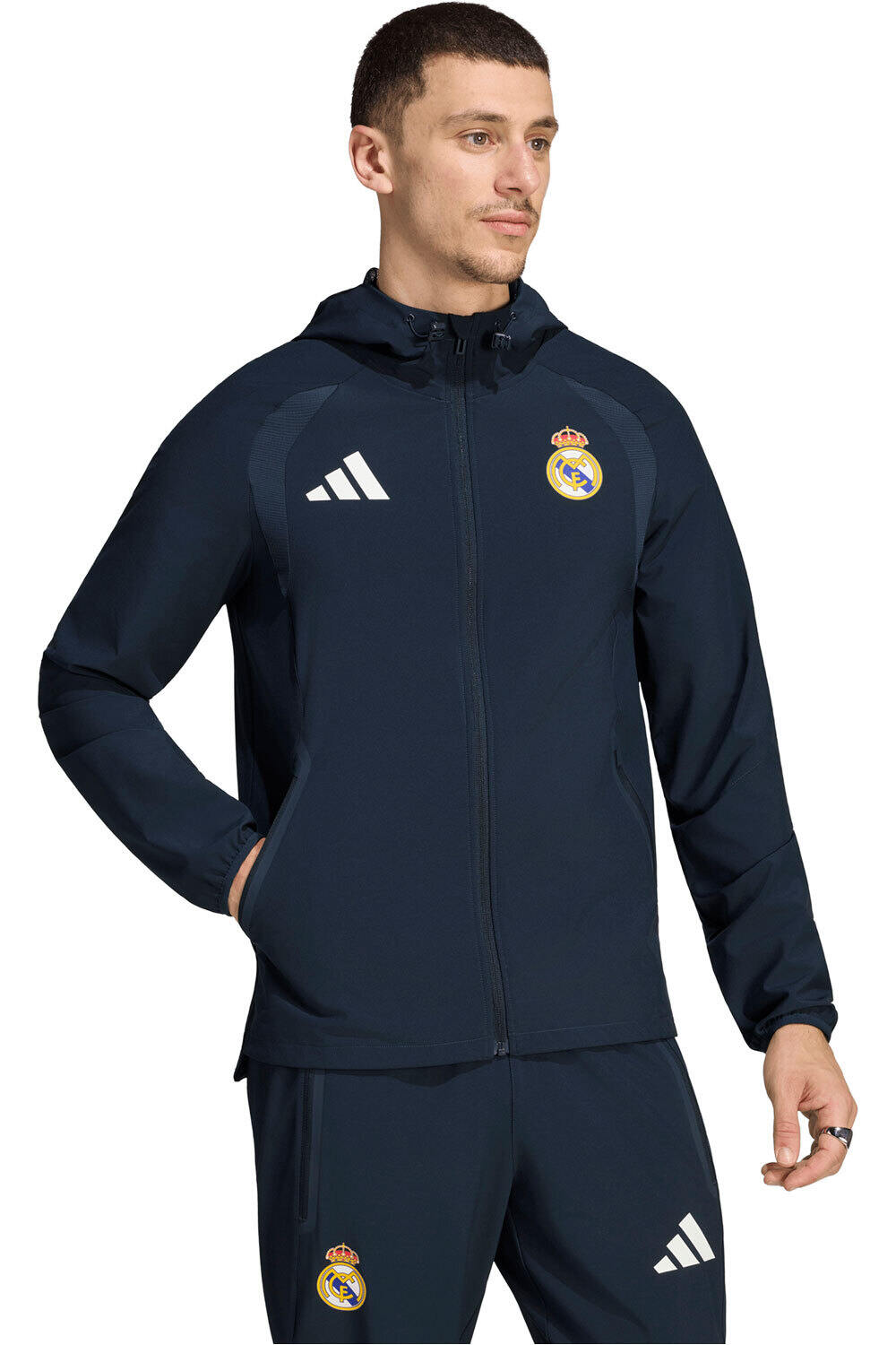 adidas chubasqueros y chaquetones entrenamiento fútbol REAL MADRID TIRO TRAVEL vista frontal