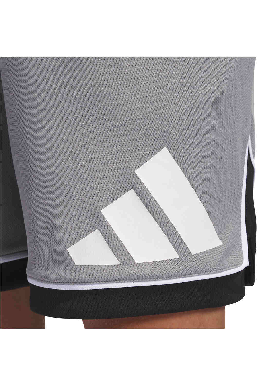 adidas pantalón baloncesto BADGE OF SPORT vista detalle