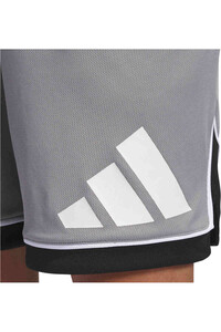 adidas pantalón baloncesto BADGE OF SPORT vista detalle