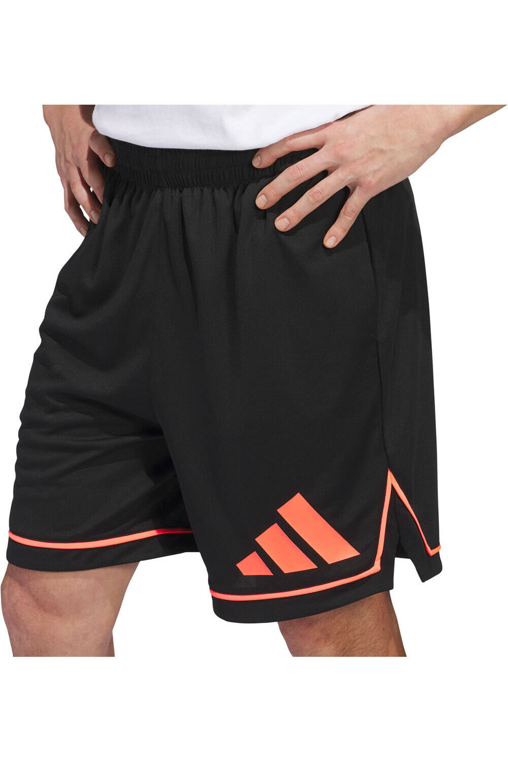 adidas pantalón baloncesto BADGE OF SPORT vista detalle