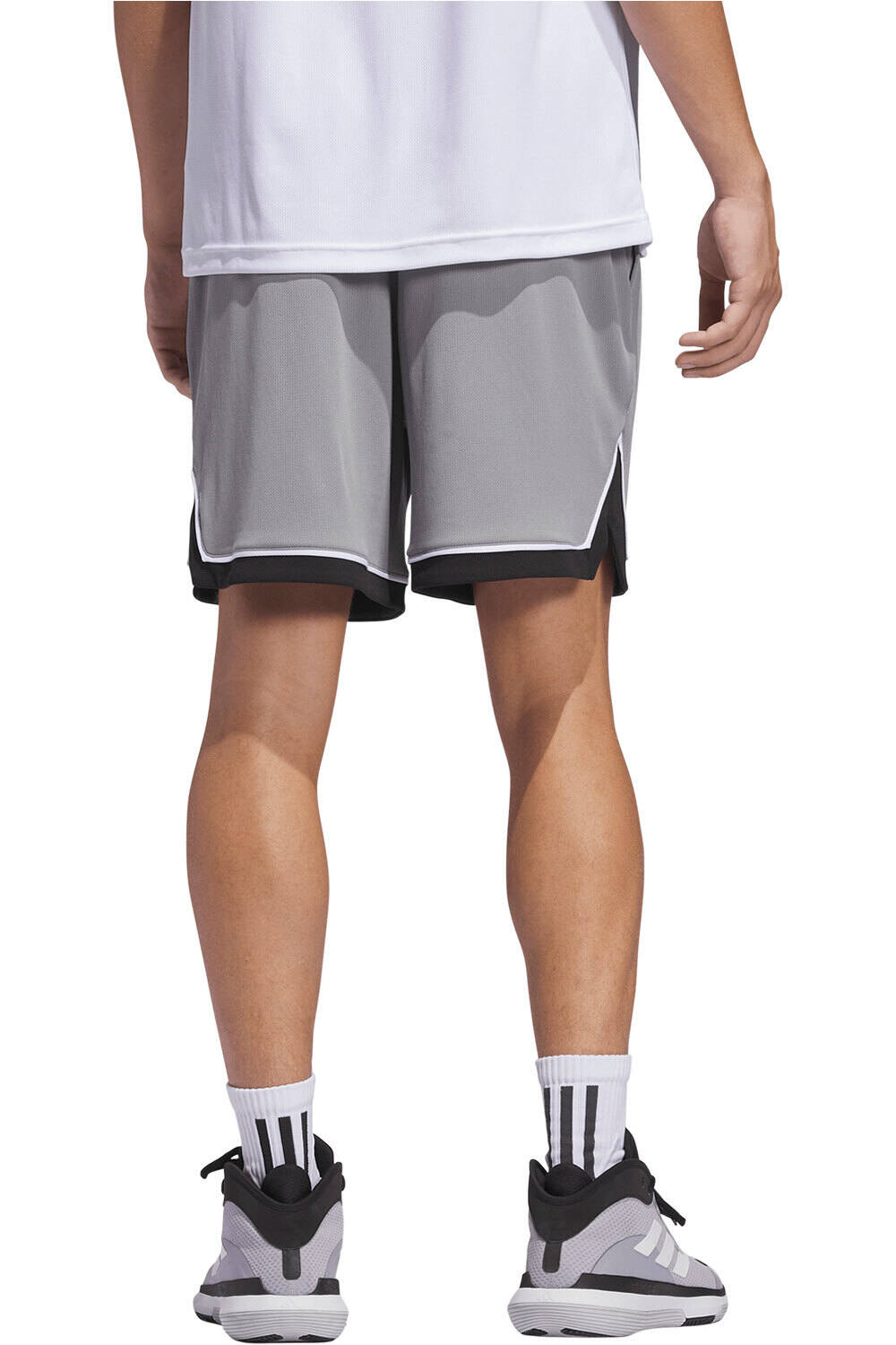 adidas pantalón baloncesto BADGE OF SPORT vista trasera