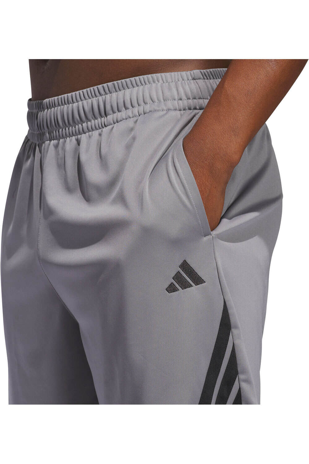 adidas pantalón baloncesto LEGENDS 3-STRIPES vista detalle