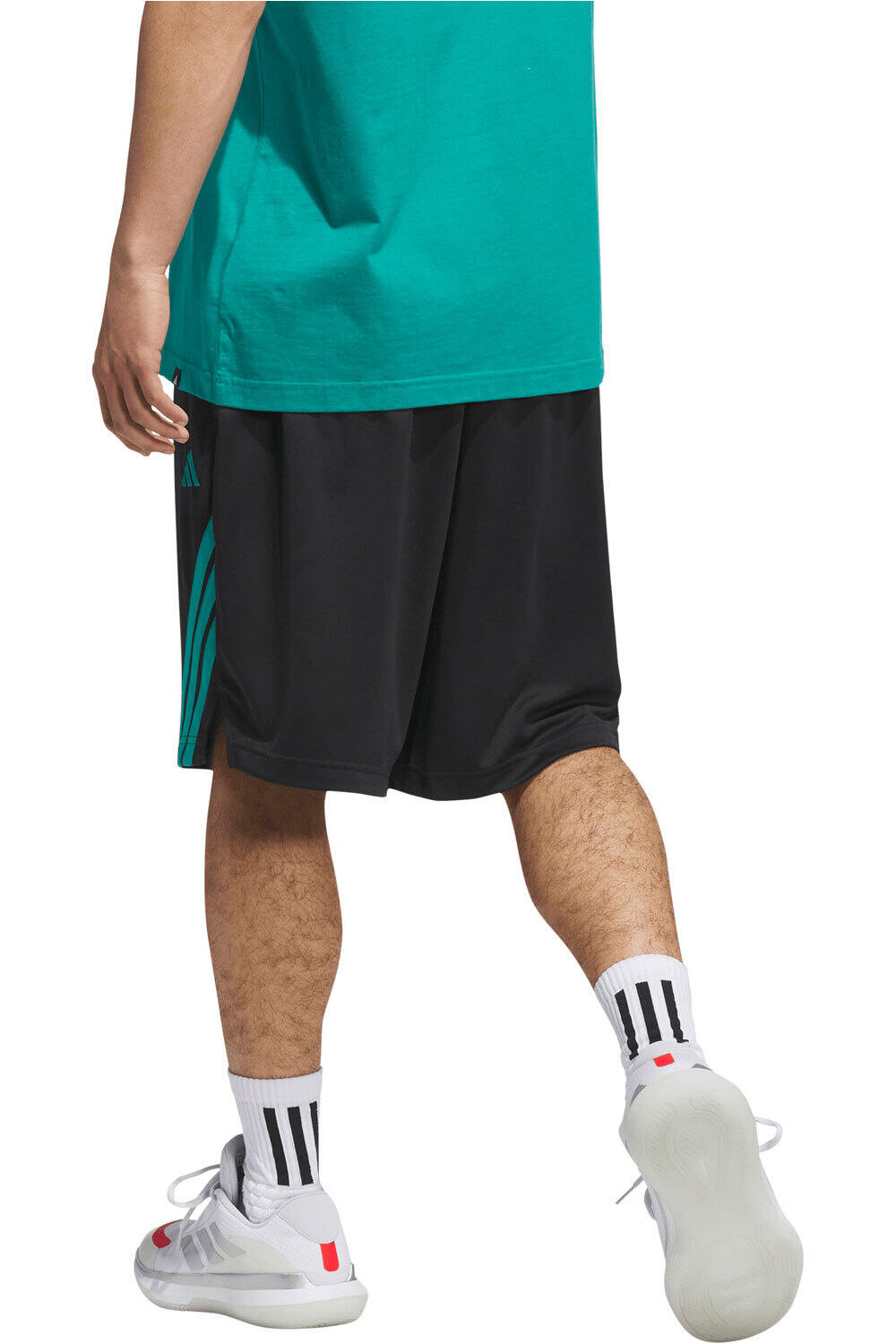 adidas pantalón baloncesto LEGENDS 3-STRIPES vista trasera