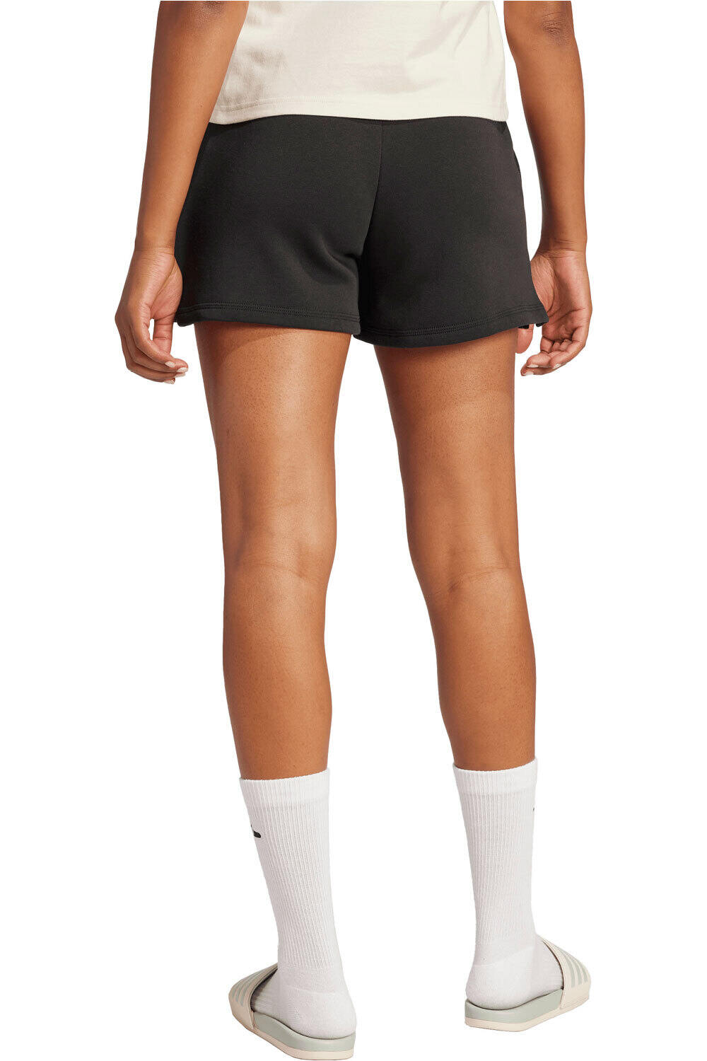 adidas pantalón corto deporte mujer ESSENTIALS vista trasera