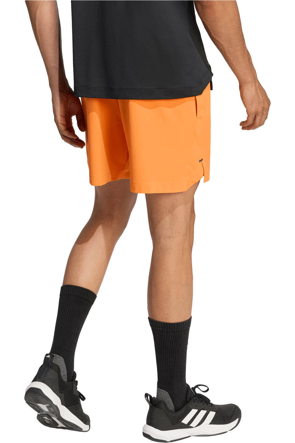 adidas pantalón corto fitness hombre D4T ESSENTIALS vista trasera