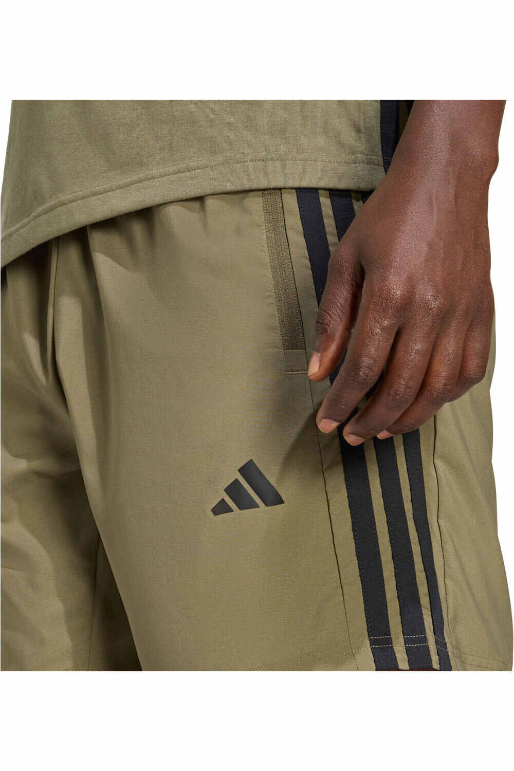 adidas pantalón corto fitness hombre ESSENTIALS BASE 3 STRIPES vista detalle