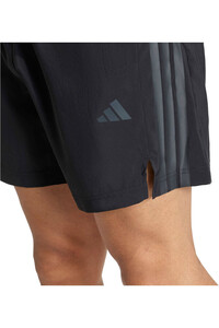 adidas pantalón corto fitness hombre TECH ESSENTIALS 3 STRIPES vista detalle