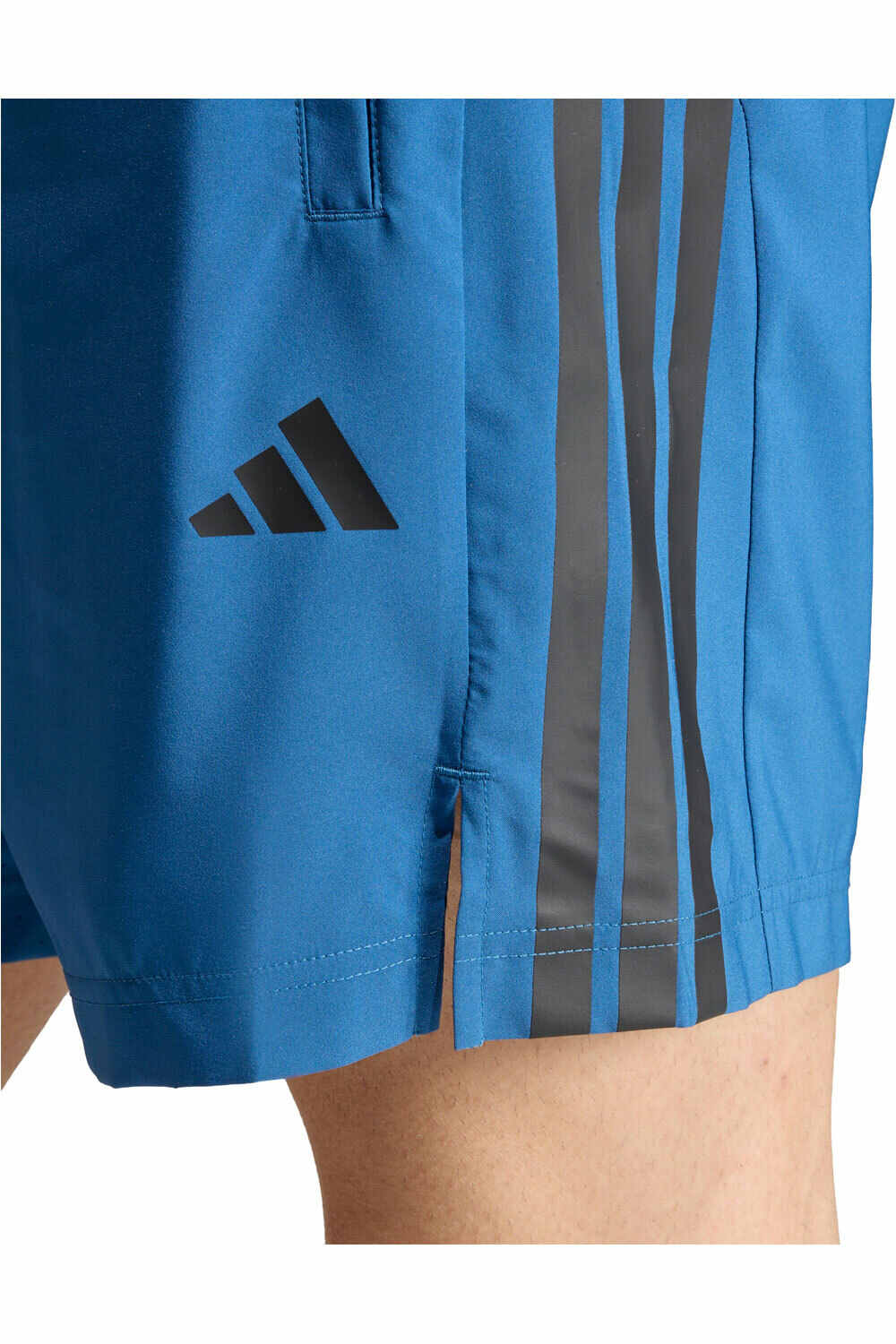 adidas pantalón corto fitness hombre TECH ESSENTIALS 3 STRIPES vista detalle