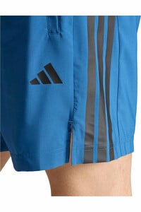 adidas pantalón corto fitness hombre TECH ESSENTIALS 3 STRIPES vista detalle