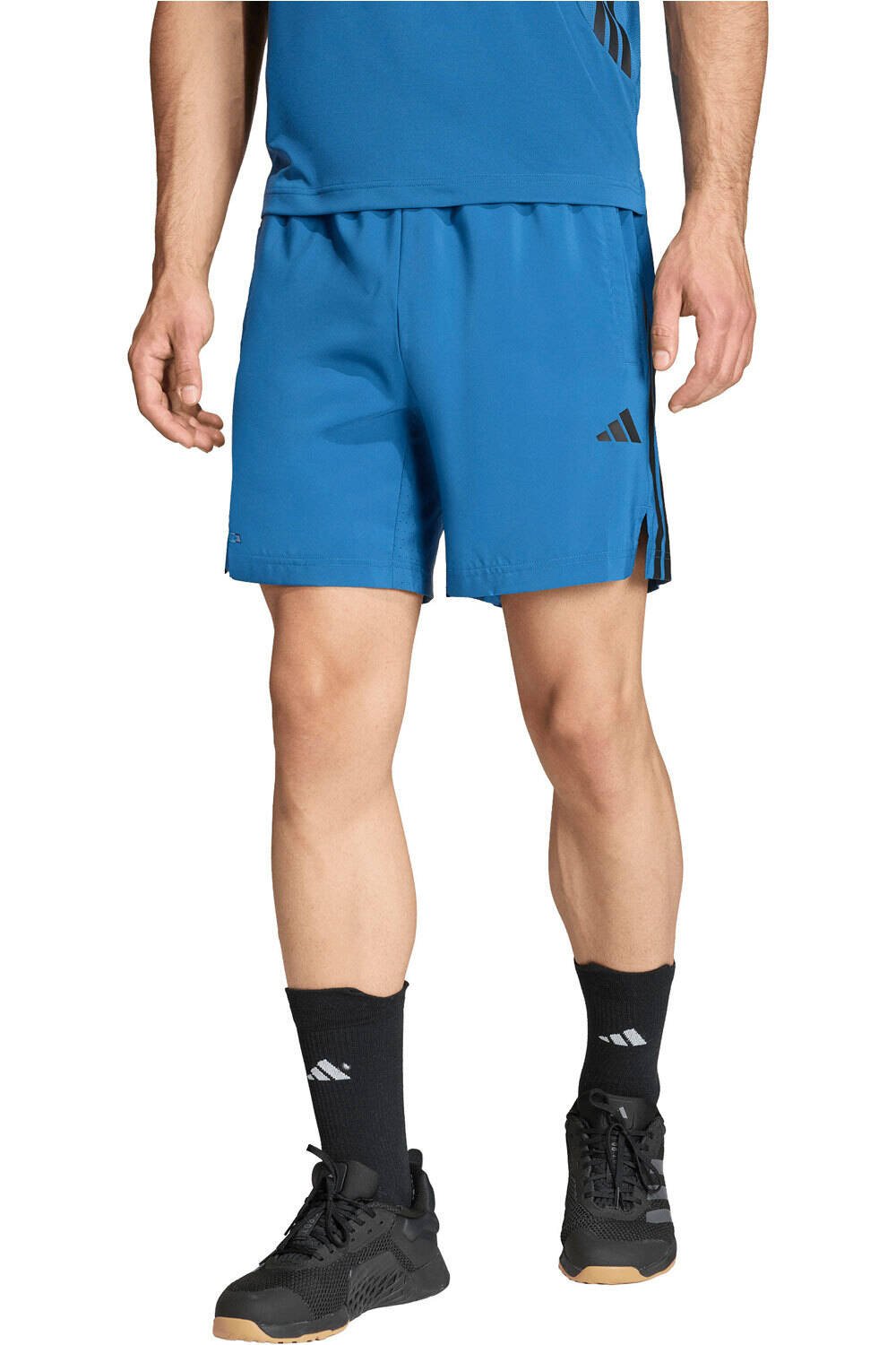 adidas pantalón corto fitness hombre TECH ESSENTIALS 3 STRIPES vista frontal