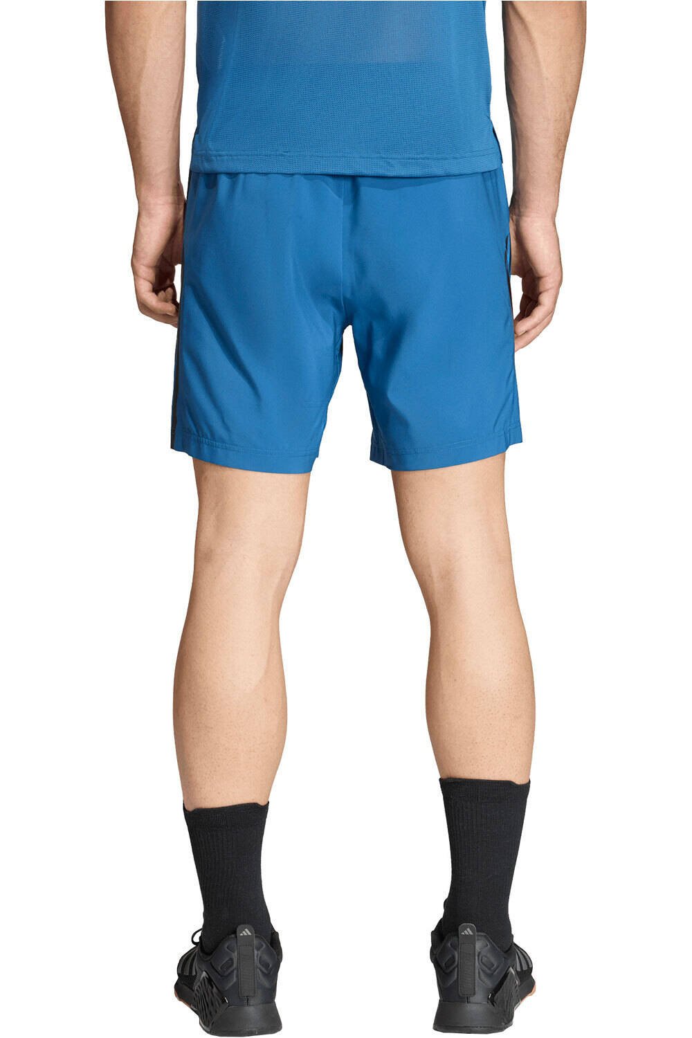 adidas pantalón corto fitness hombre TECH ESSENTIALS 3 STRIPES vista trasera