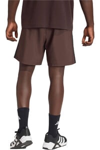 adidas pantalón corto fitness hombre WORKOUT ESSENTIALS BASE 3 STRIPES vista trasera