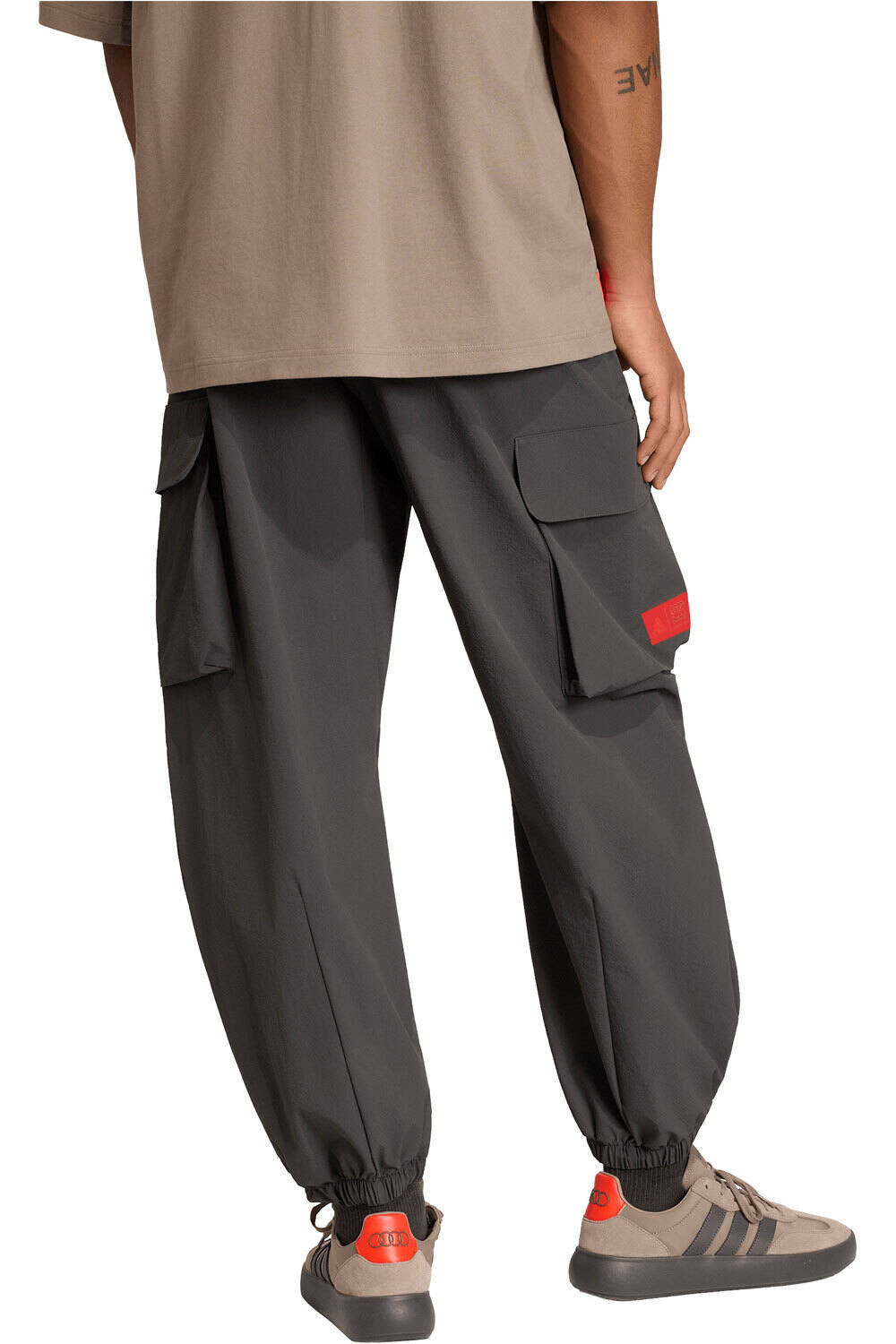 adidas pantalón hombre AUDI REVOLUT F1 TEAM vista trasera