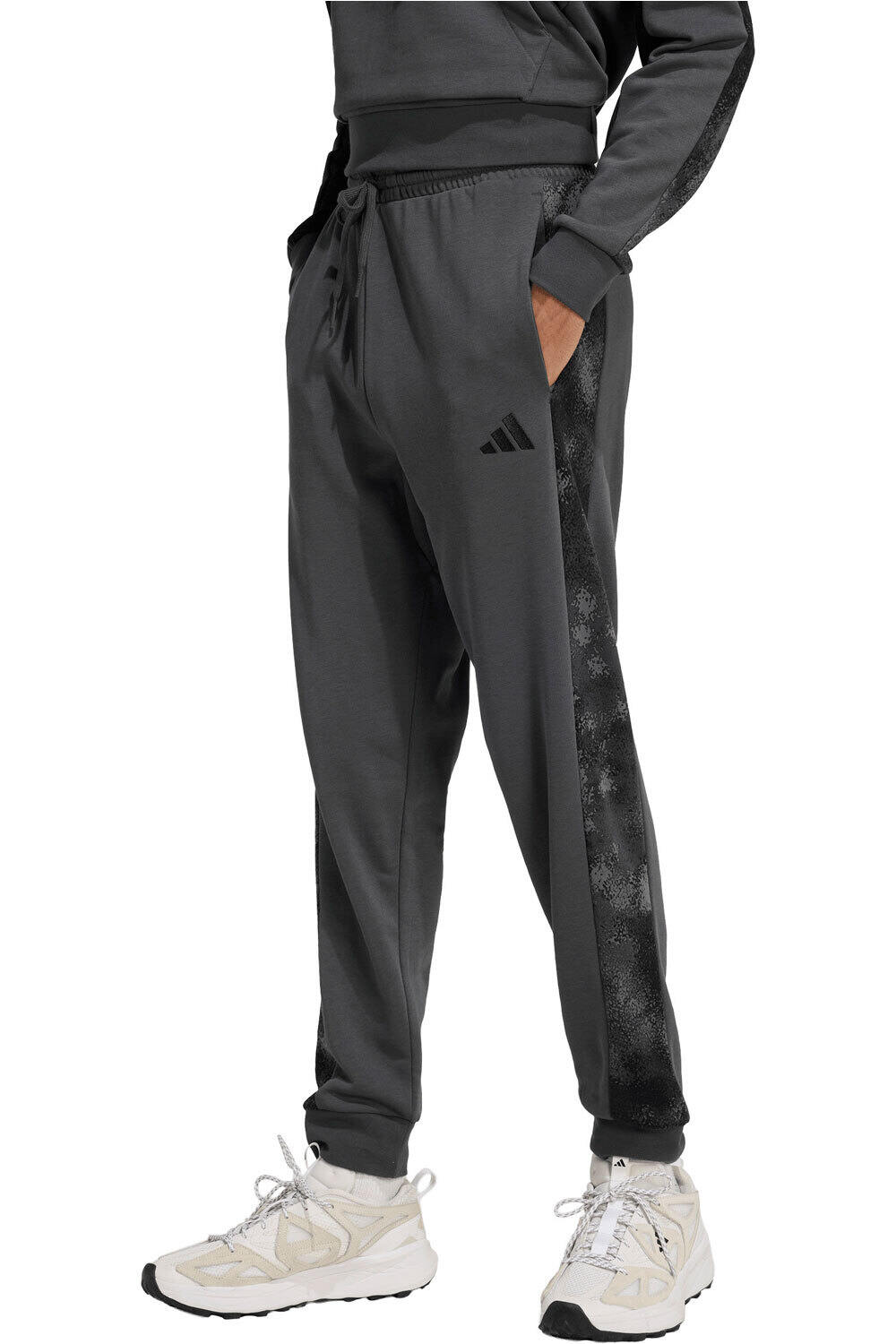 adidas pantalón hombre CON ESTAMPADO DE CAMUFLAJE vista frontal