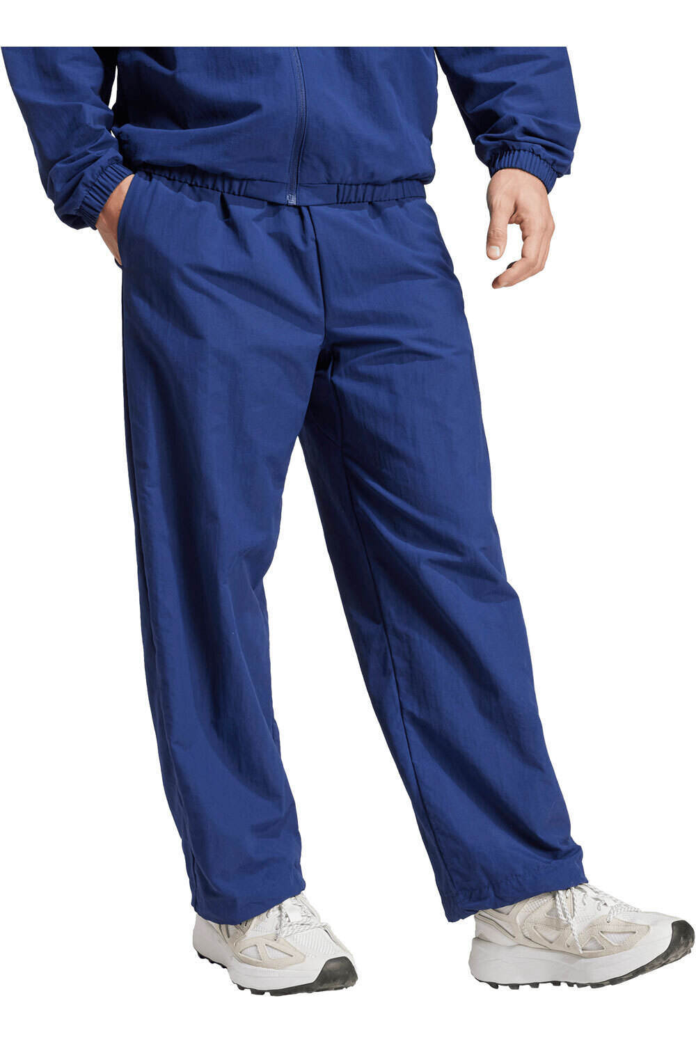 adidas pantalón hombre ESSENTIALS SMALL LOGO WOVEN OPEN HEM vista detalle