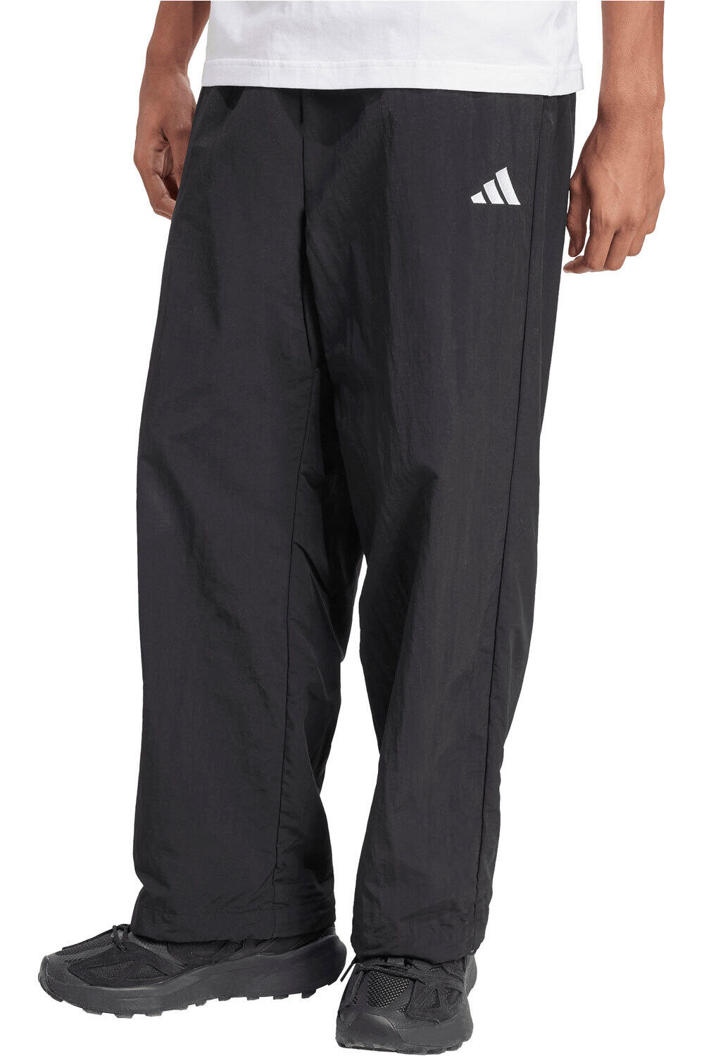 adidas pantalón hombre ESSENTIALS SMALL LOGO WOVEN OPEN HEM vista frontal