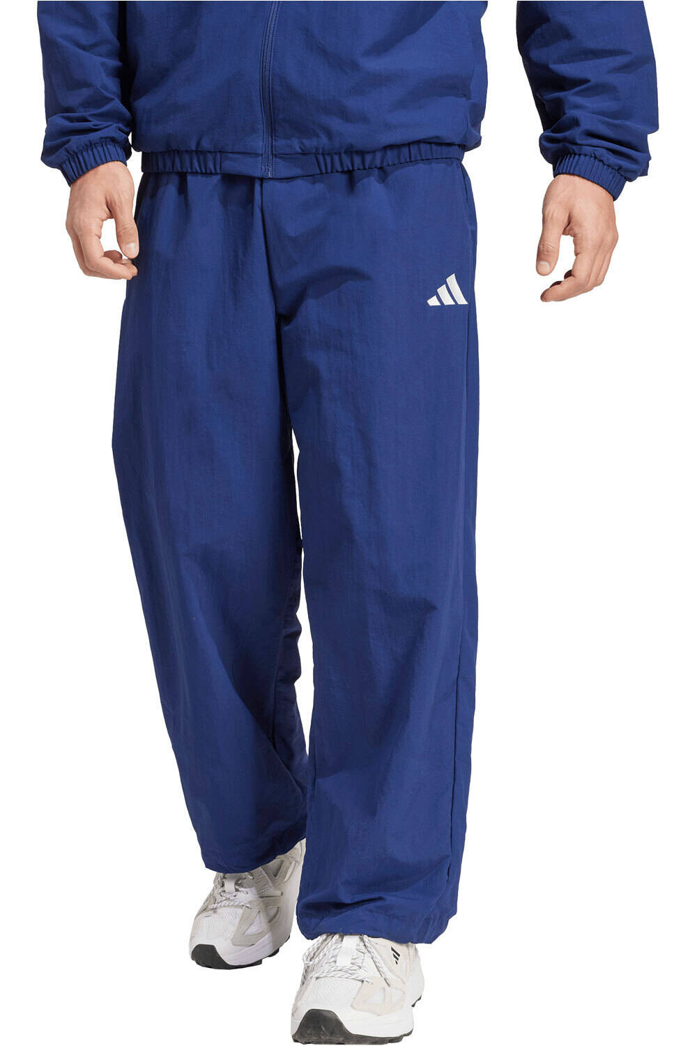adidas pantalón hombre ESSENTIALS SMALL LOGO WOVEN OPEN HEM vista frontal
