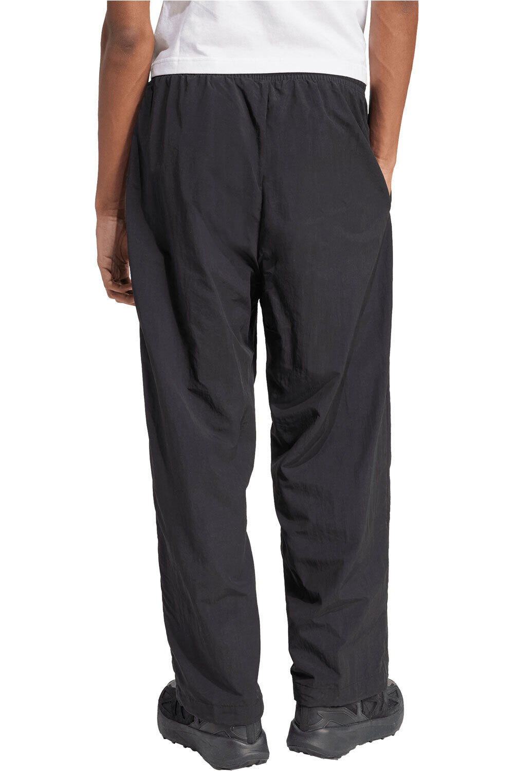 adidas pantalón hombre ESSENTIALS SMALL LOGO WOVEN OPEN HEM vista trasera