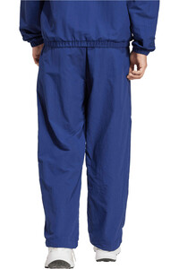 adidas pantalón hombre ESSENTIALS SMALL LOGO WOVEN OPEN HEM vista trasera