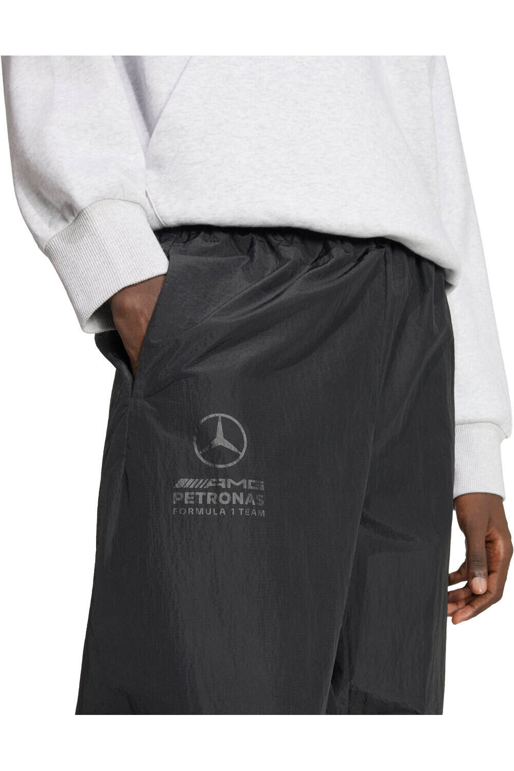 adidas pantalón hombre MERCEDES-AMG PETRONAS FORMULA 1 TEAM NIGHT WOVEN vista detalle