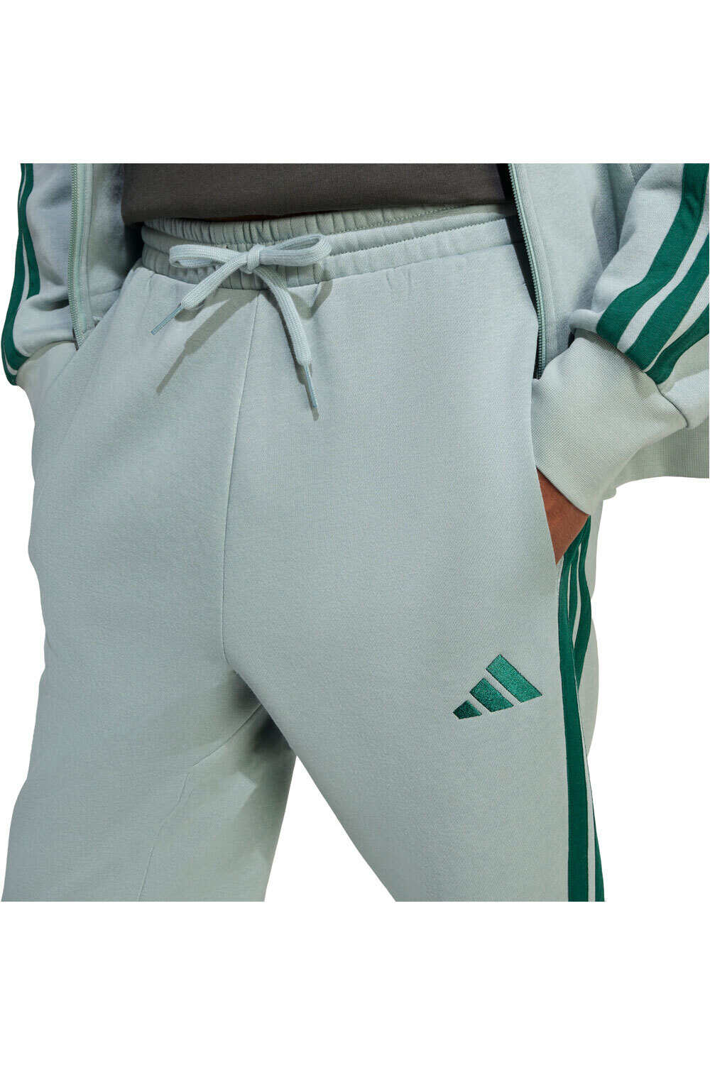 adidas pantalón hombre PANT ESSENTIALS FLEECE 3 BANDAS vista detalle