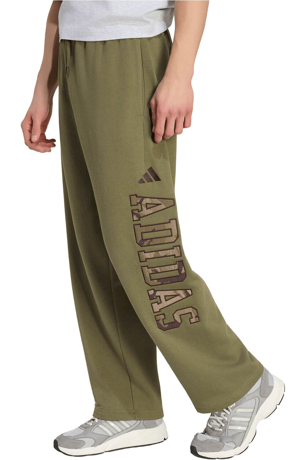 adidas pantalón hombre Pantaln camo Seasonal Essentials vista frontal