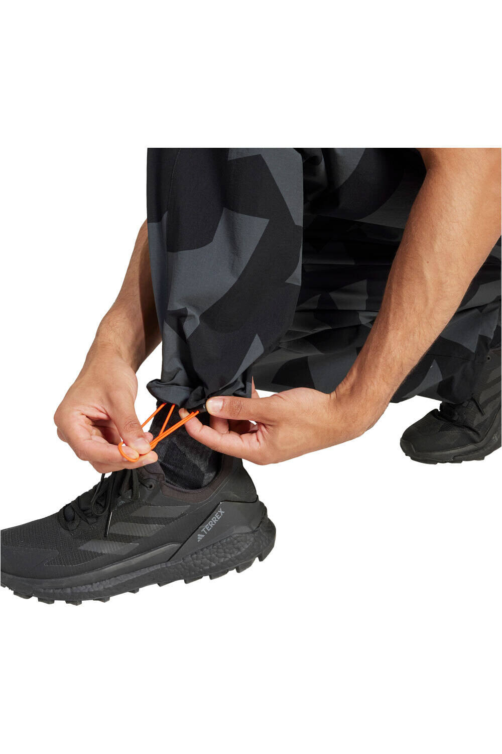 adidas pantalón montaña hombre CARGO AOP PANTS 04