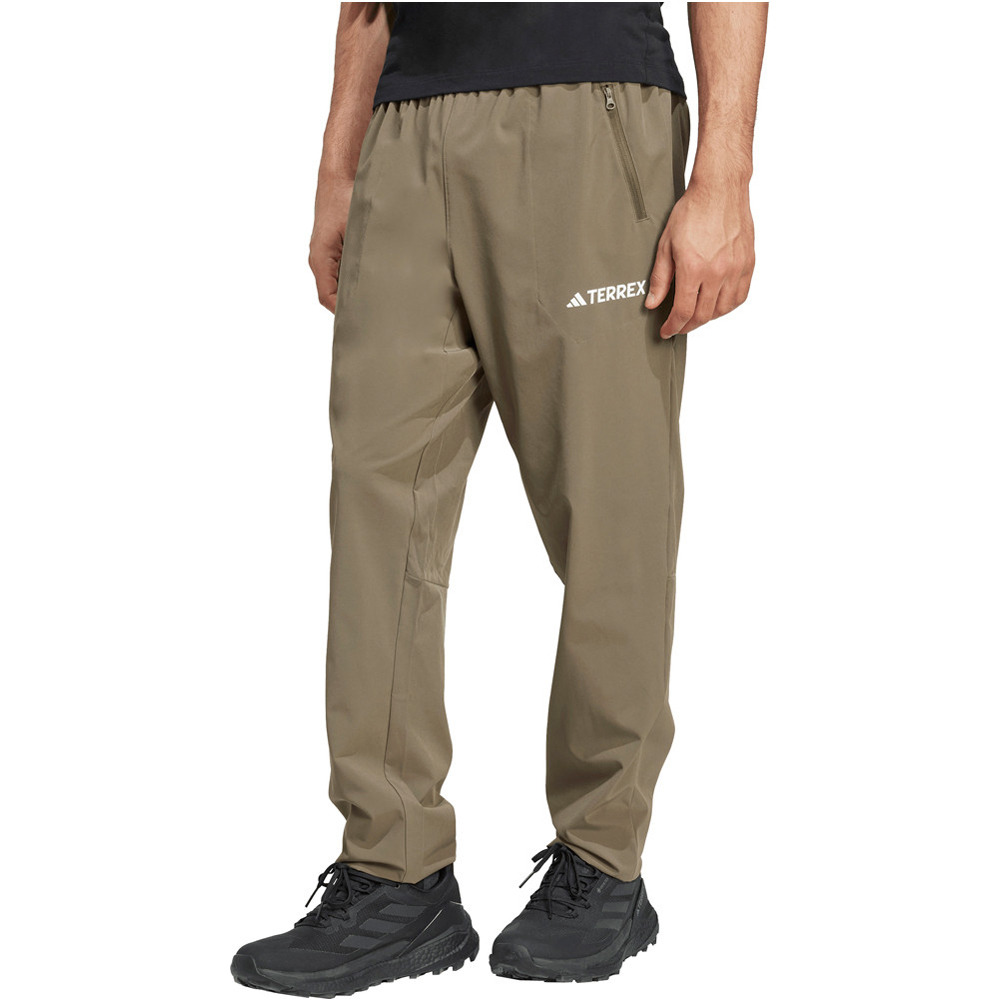 adidas pantalón montaña hombre MT ESS PANTS vista frontal
