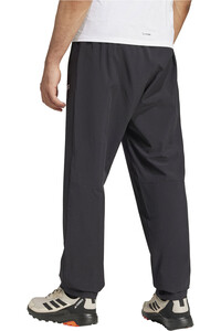 adidas pantalón montaña hombre MT ESS PANTS vista trasera