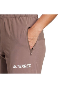adidas pantalón montaña mujer W MT ESS PANTS 04