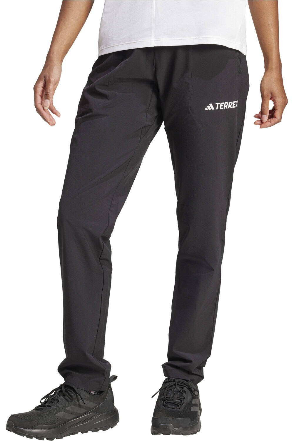 adidas pantalón montaña mujer W MT ESS PANTS vista frontal