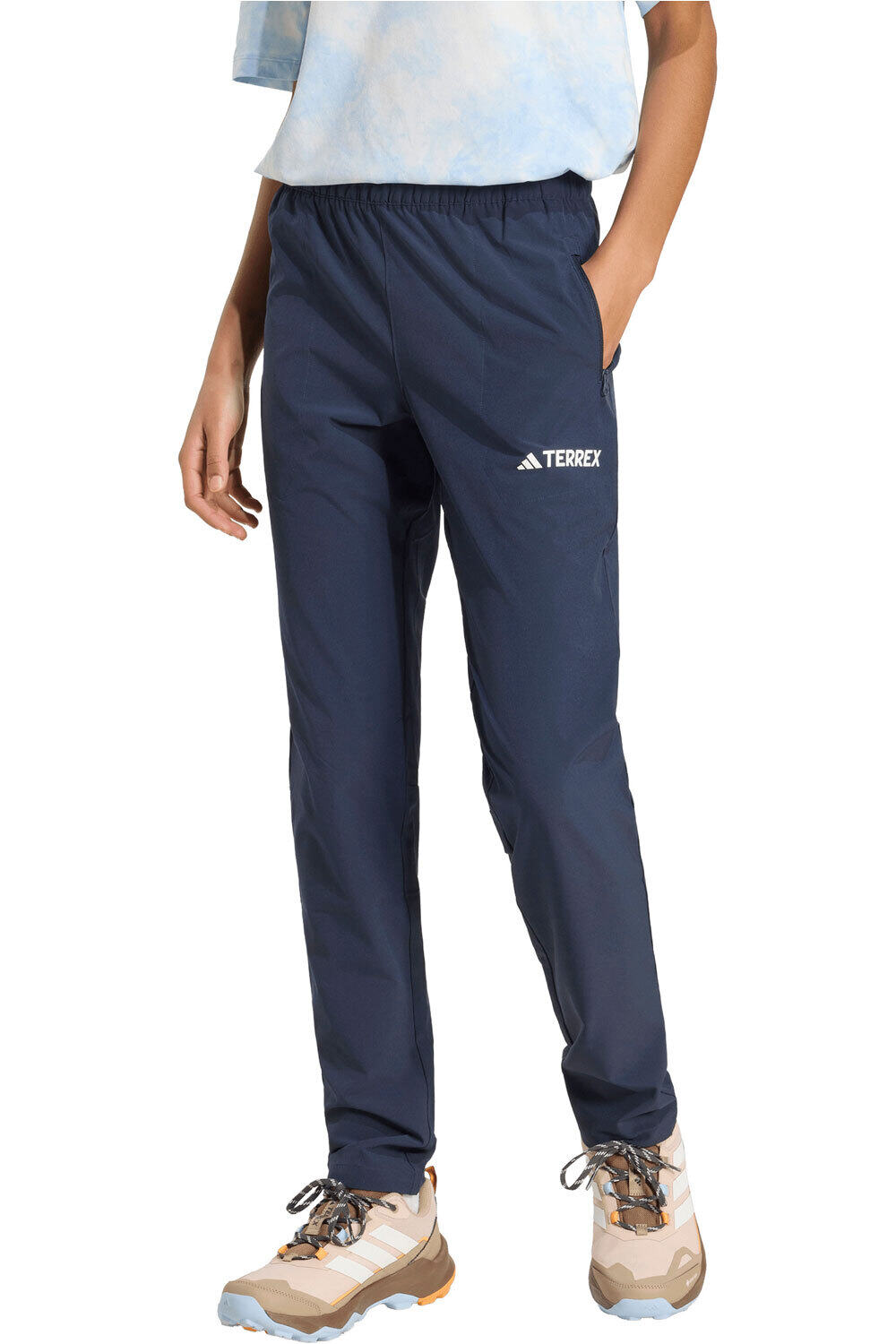 adidas pantalón montaña mujer W MT ESS PANTS vista frontal