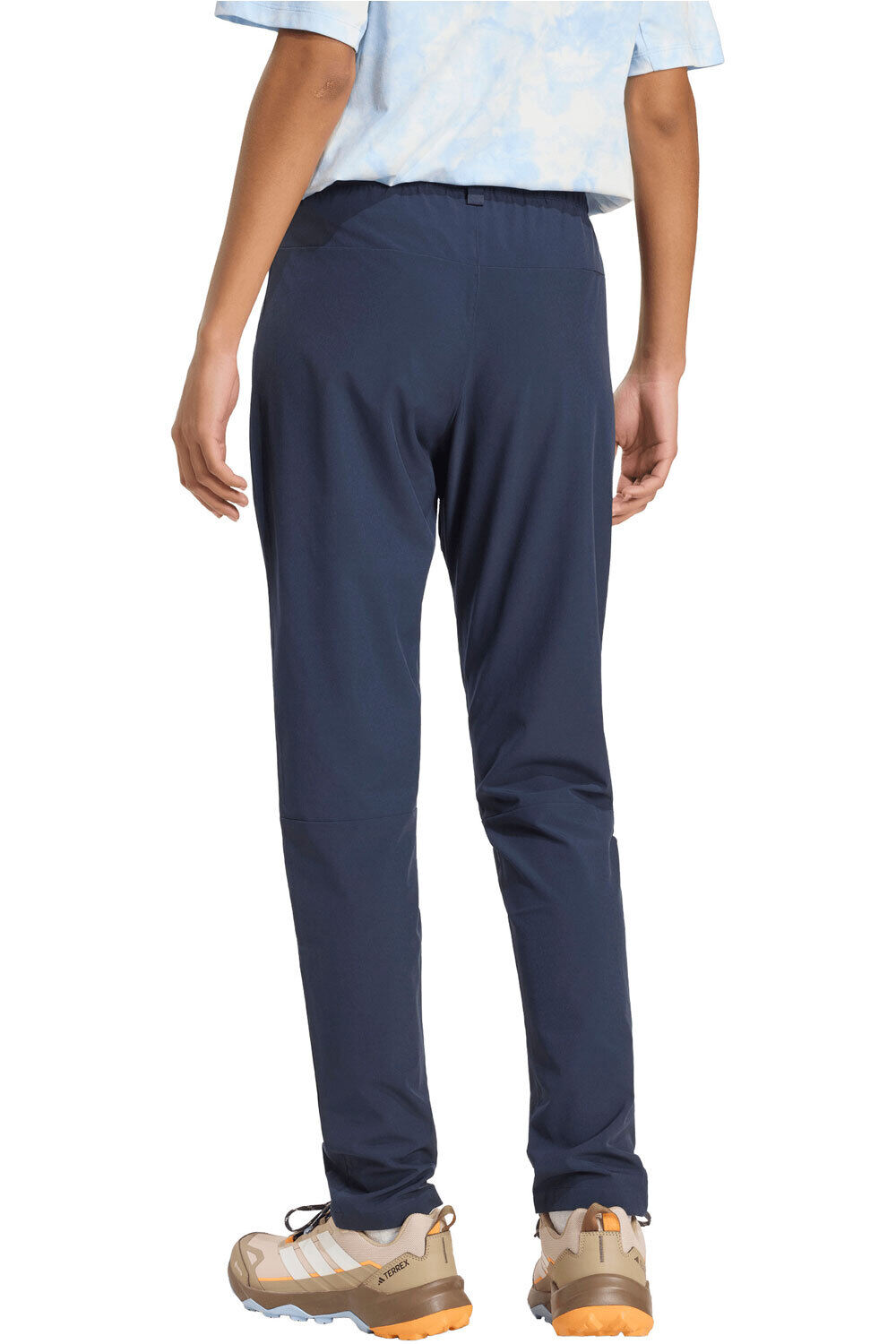 adidas pantalón montaña mujer W MT ESS PANTS vista trasera