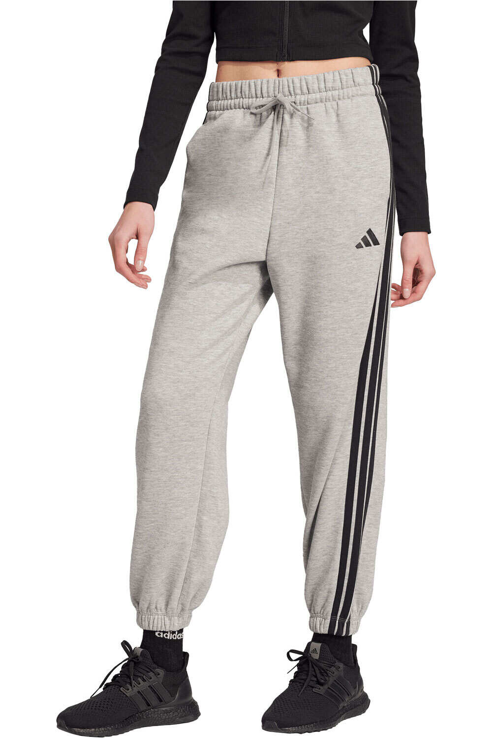 adidas pantalón mujer ESSENTIALS FLEECE LOOSE-FIT 3 BANDAS vista frontal