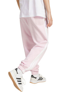 adidas pantalón mujer ESSENTIALS FLEECE LOOSE-FIT 3 BANDAS vista trasera