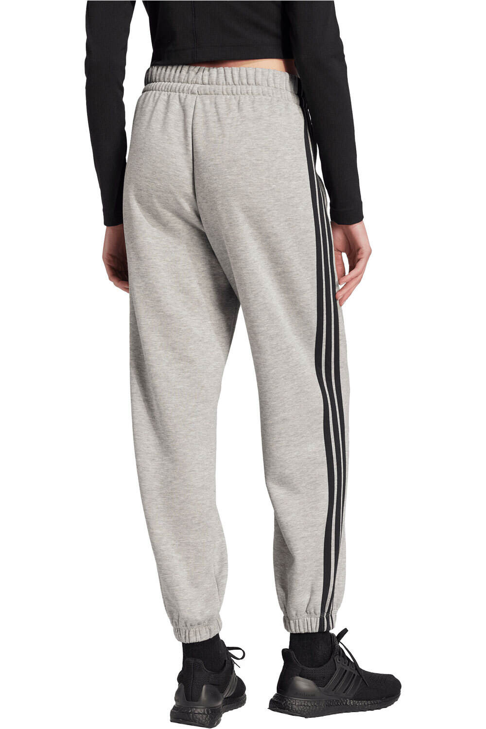 adidas pantalón mujer ESSENTIALS FLEECE LOOSE-FIT 3 BANDAS vista trasera