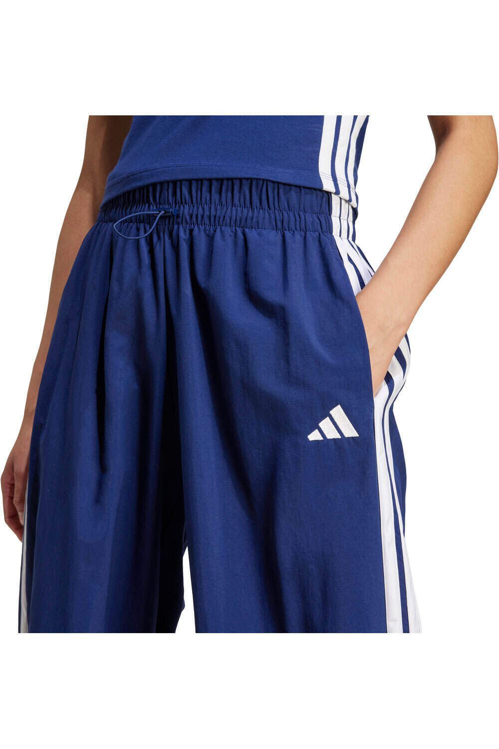 adidas pantalón mujer ESSENTIALS LIFESTYLE WOVEN 3S vista detalle