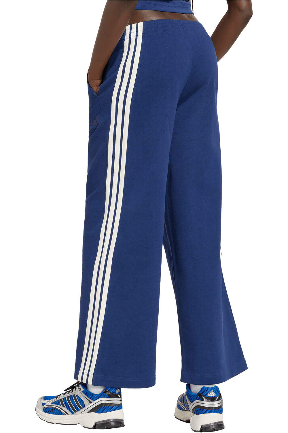 adidas pantalón mujer PANTALN HOLGADO ADIDAS KIT 3 STRIPES vista trasera